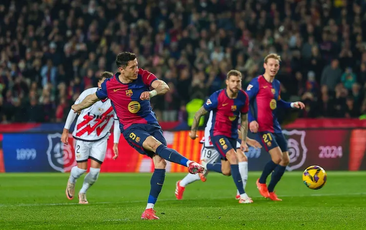 爱游戏官网-从莱万多夫斯基迎来十五赛季高光表现到拉齐奥赛前扳平良机，波尔图国际比赛日调整名单